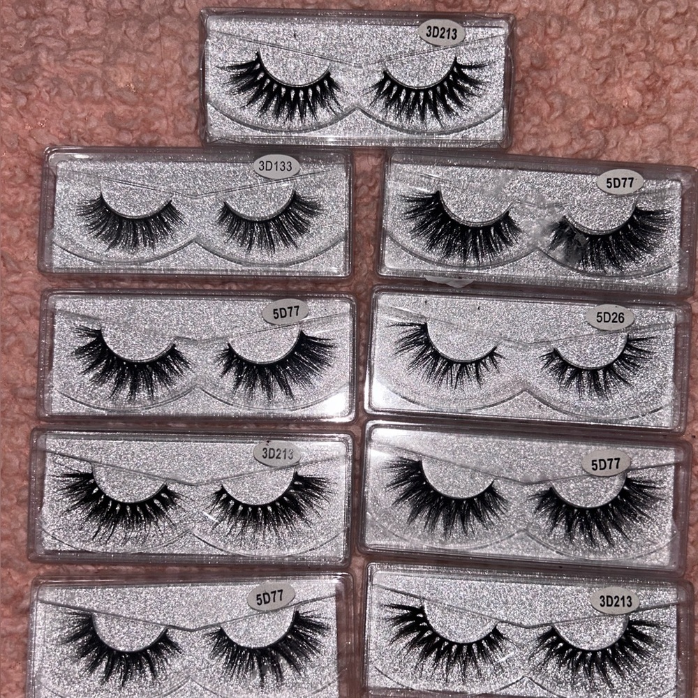 Brand new strip on lashes
